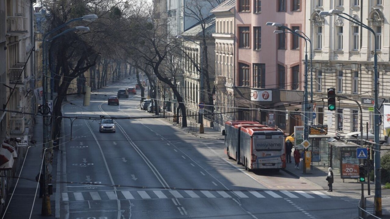 Pohyb ľudí sa znížil. Ak sa to zmení, môže nastúpiť drastické opatrenie