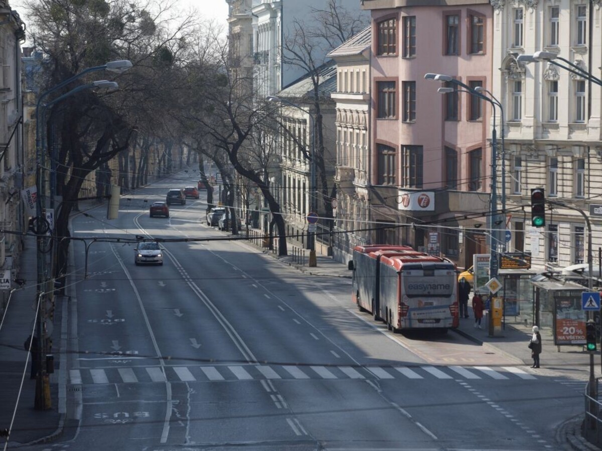 Pohyb ľudí sa znížil. Ak sa to zmení, môže nastúpiť drastické opatrenie