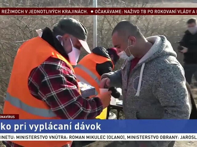 Nasadili si rúška i rukavice. V osade sa boja koronavírusu