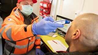 Z balkónov zaznel potlesk. Slovensko ďakovalo zdravotníkom