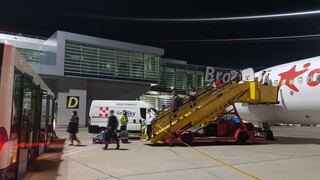 V Bratislave pristálo lietadlo s prvými Slovákmi, budú ich testovať