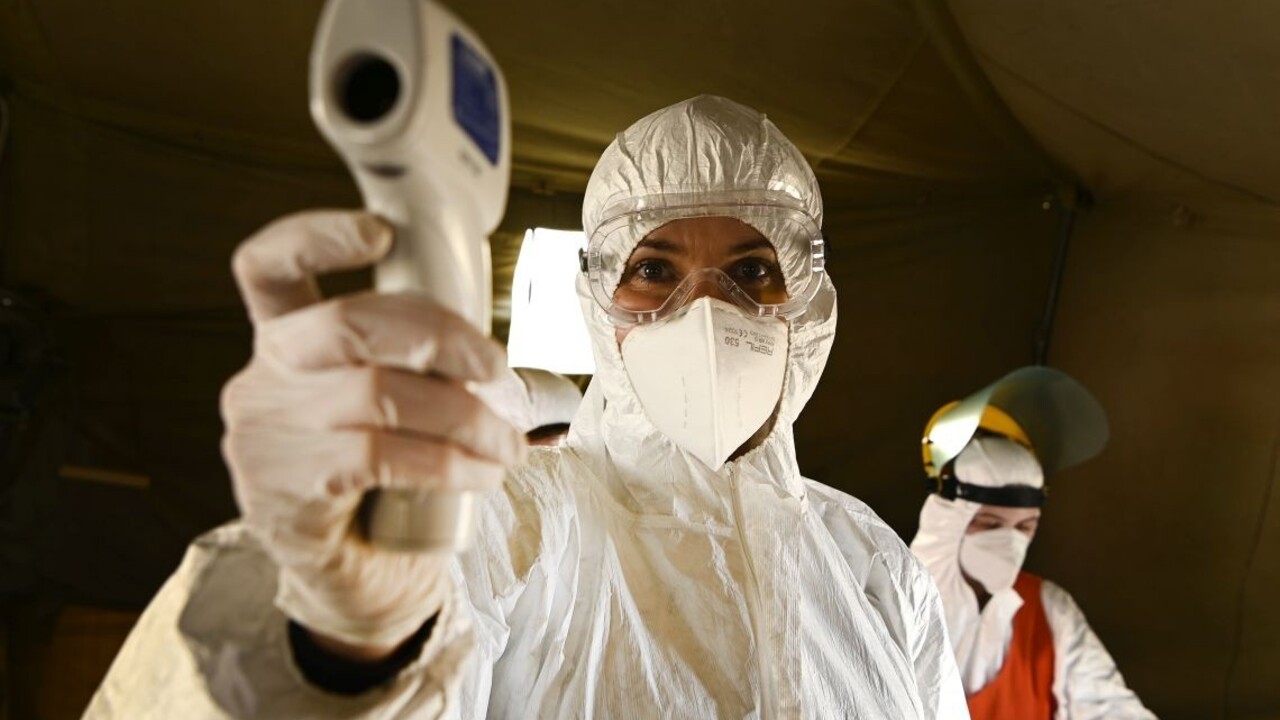 Máme prvého nakazeného väzňa, Taliansko hlási stovky obetí denne