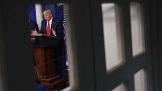 Sme vo vojne, vyhlásil Trump. USA majú tisíce nakazených