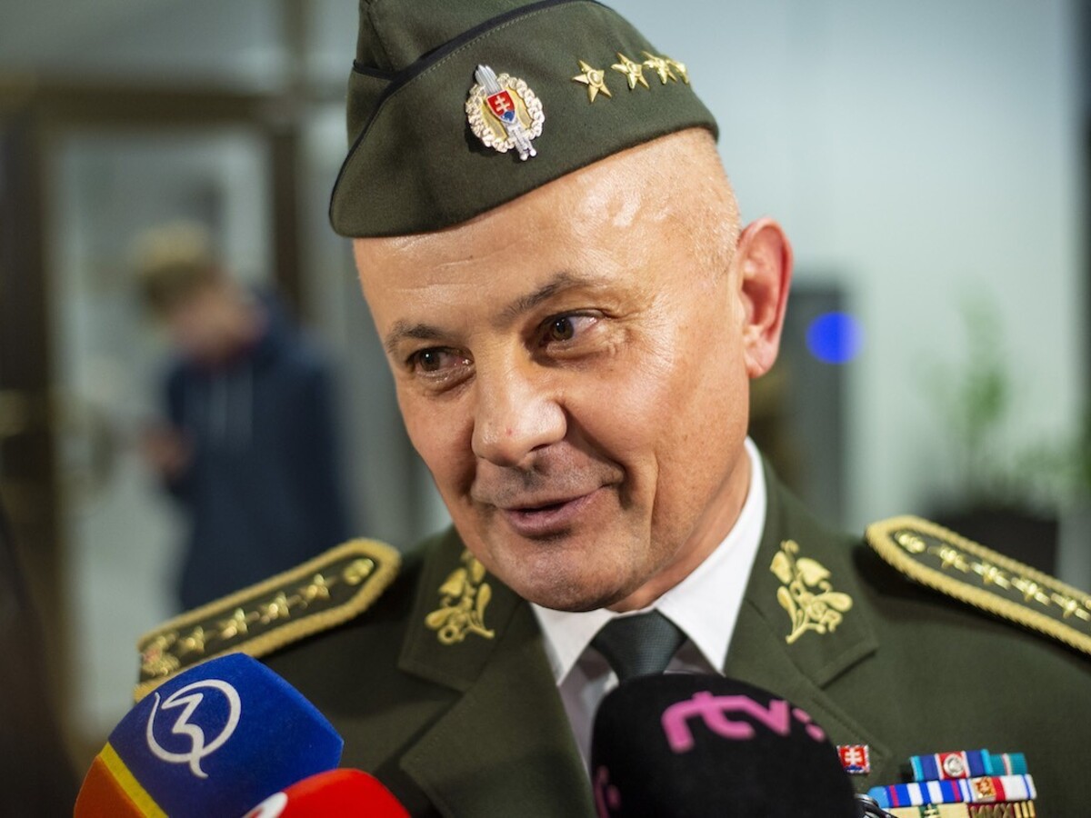 Šéf vojenských tajných končí, oznámil nový minister obrany