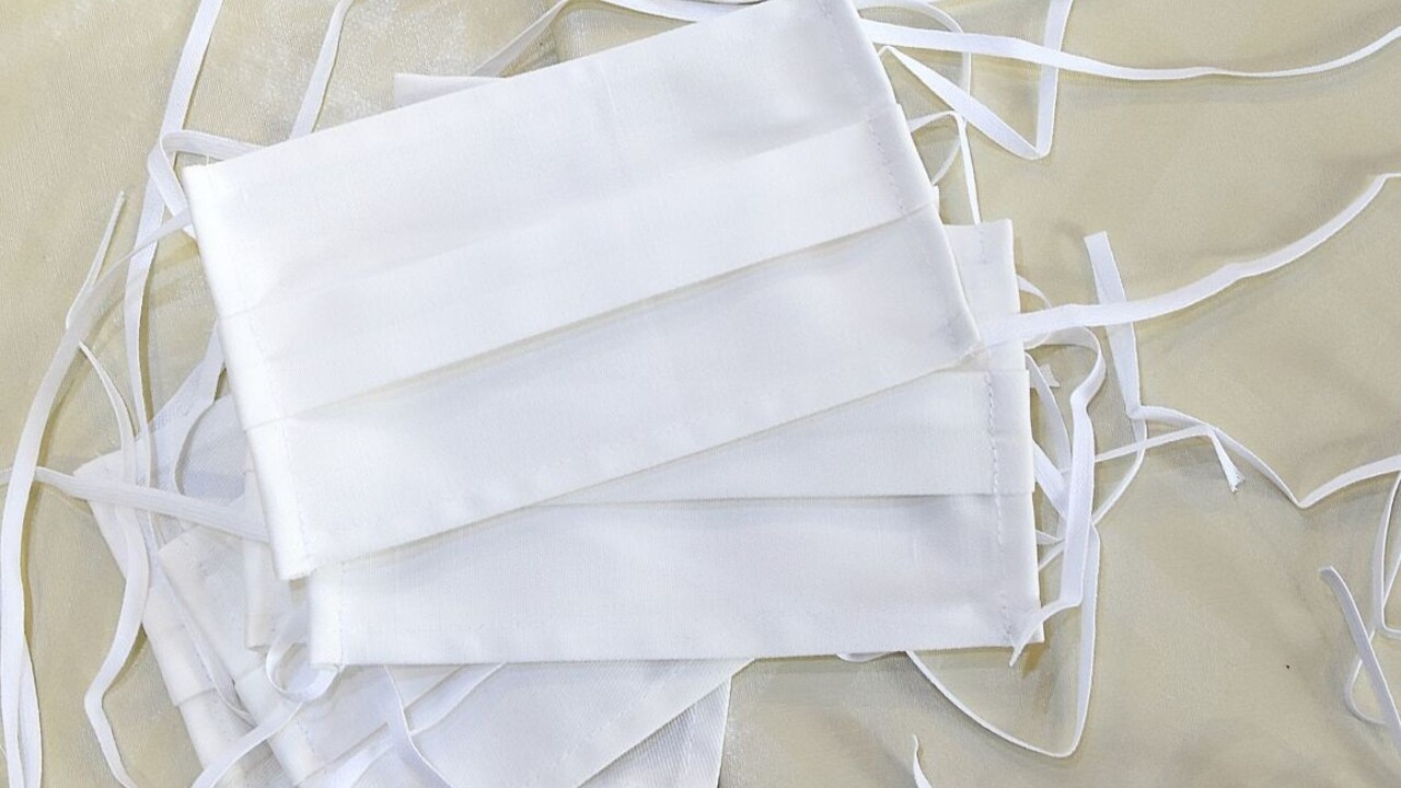 Rúška z automatov. V Česku začínajú s novinkou, platí sa kartou