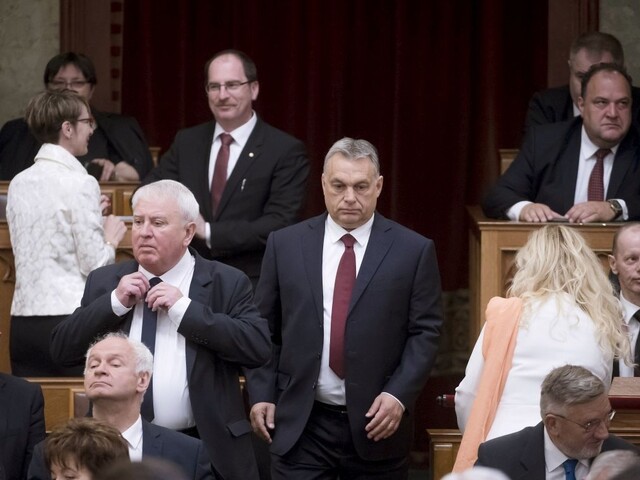 Maďari si v ťažkých časoch pomáhajú, Orbán si chce posilniť moc