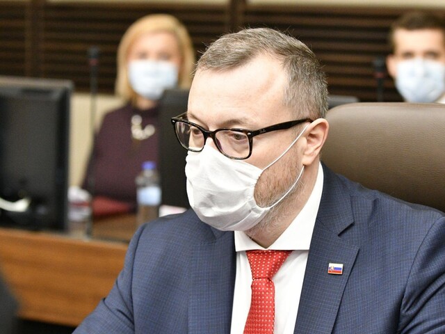 Niektorí zamestnávatelia dostanú od vlády pomoc, sľúbil Krajniak