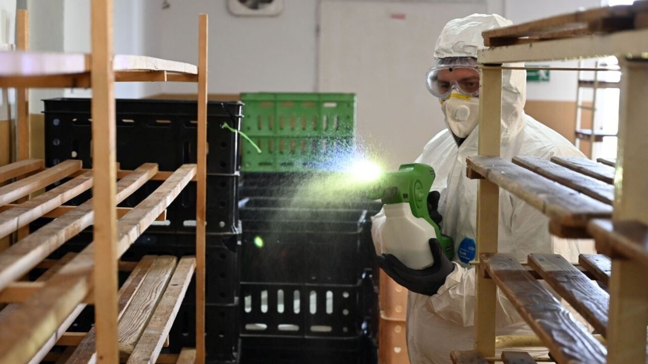 Máme vyše 200 nakazených, v ČR zomrel na ochorenie tretí človek