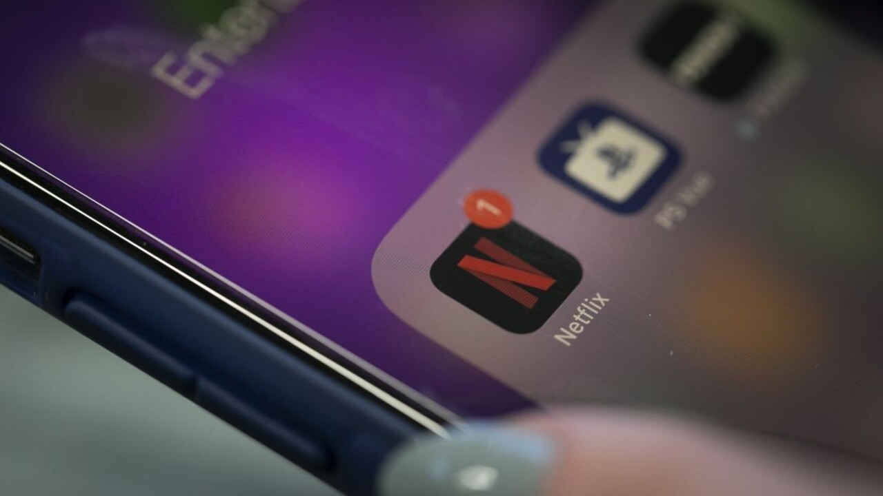 Ľudia sú doma, web je preťažený. Spoločnosti znižujú kvalitu videí