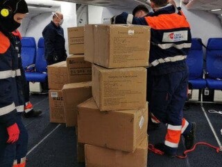 Prišli tony rúšok, okuliarov i testov. Ide o dar od finančníkov