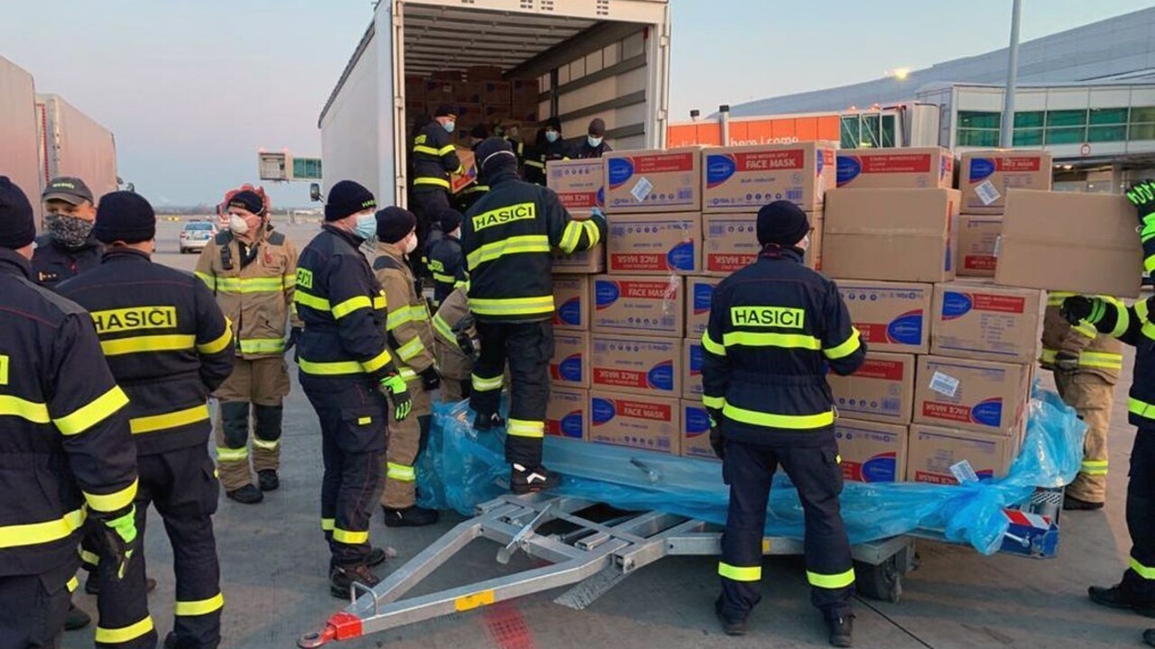 Pribudli noví nakazení, prišlo 100 tisíc respirátorov pre lekárov