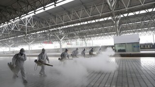 V Číne nakazených ubudlo. Nové prípady pricestovali z cudziny