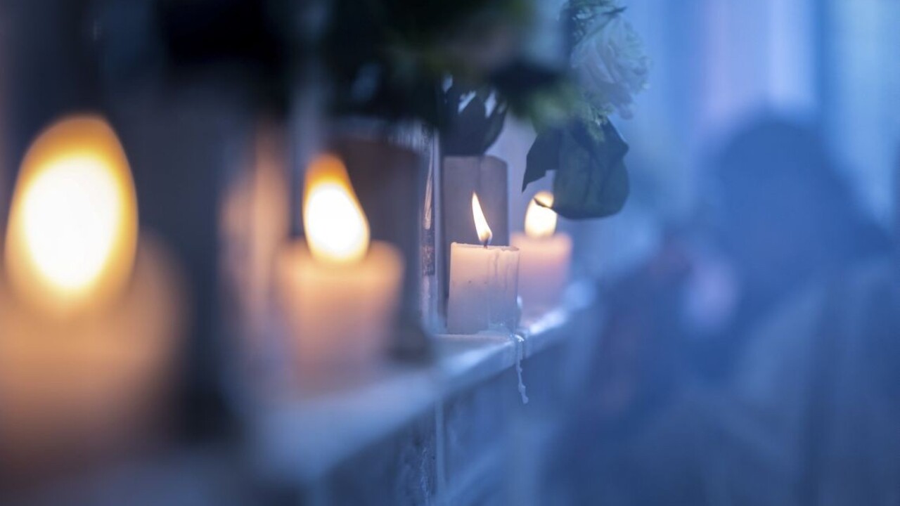 Ľudia zomierajú, pri morovom stĺpe vo Viedni pribúdajú sviečky
