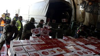 Ochranné rúška i odevy. Z Číny k nám dorazili tony materiálu