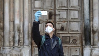 Zakašľať do tváre a ujsť. V čase pandémie sa šíri nebezpečná výzva