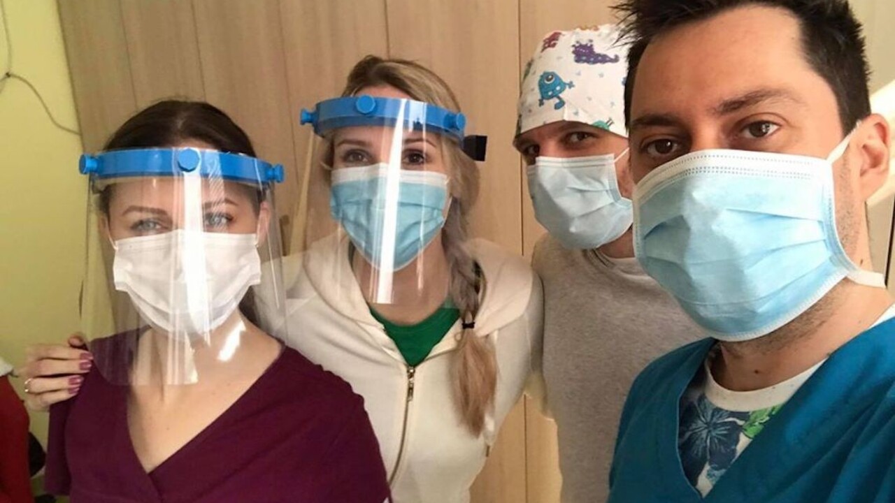 Dobrovoľníci vytlačili tisícky prilieb pre našich zdravotníkov