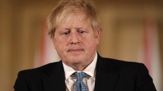 Nakazený britský premiér sa ozval cez Twitter, chce ďalej pracovať