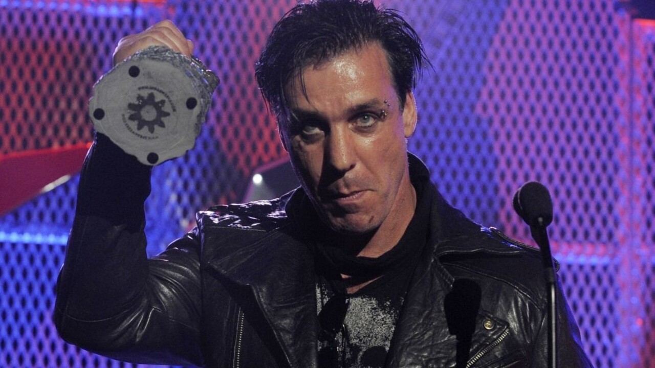 Speváka Rammstein v horúčke previezli do nemocnice, nakazil sa