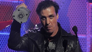 Speváka Rammstein v horúčke previezli do nemocnice, nakazil sa