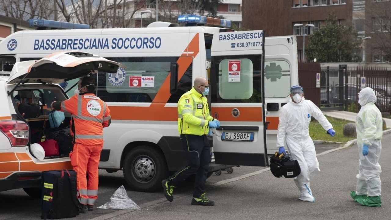 V Taliansku zomrelo na koronavírus za deň vyše 900 ľudí