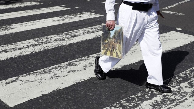 Premaľovali legendárny priechod v Londýne, cesty sú tam prázdne