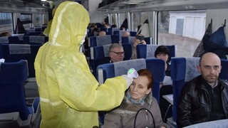 Ukrajinci z Poľska chcú ísť domov, na hraniciach sa tvorili zástupy