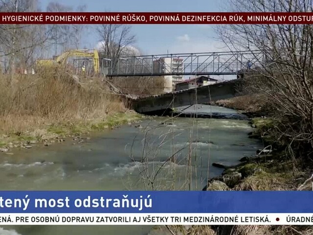 Zrútený most už odstraňujú, úrady sa obávajú zaplavenia mesta
