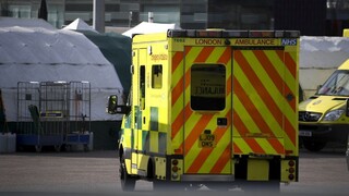 Briti plánujú nové nemocnice. Španielom odporúčajú zostať doma