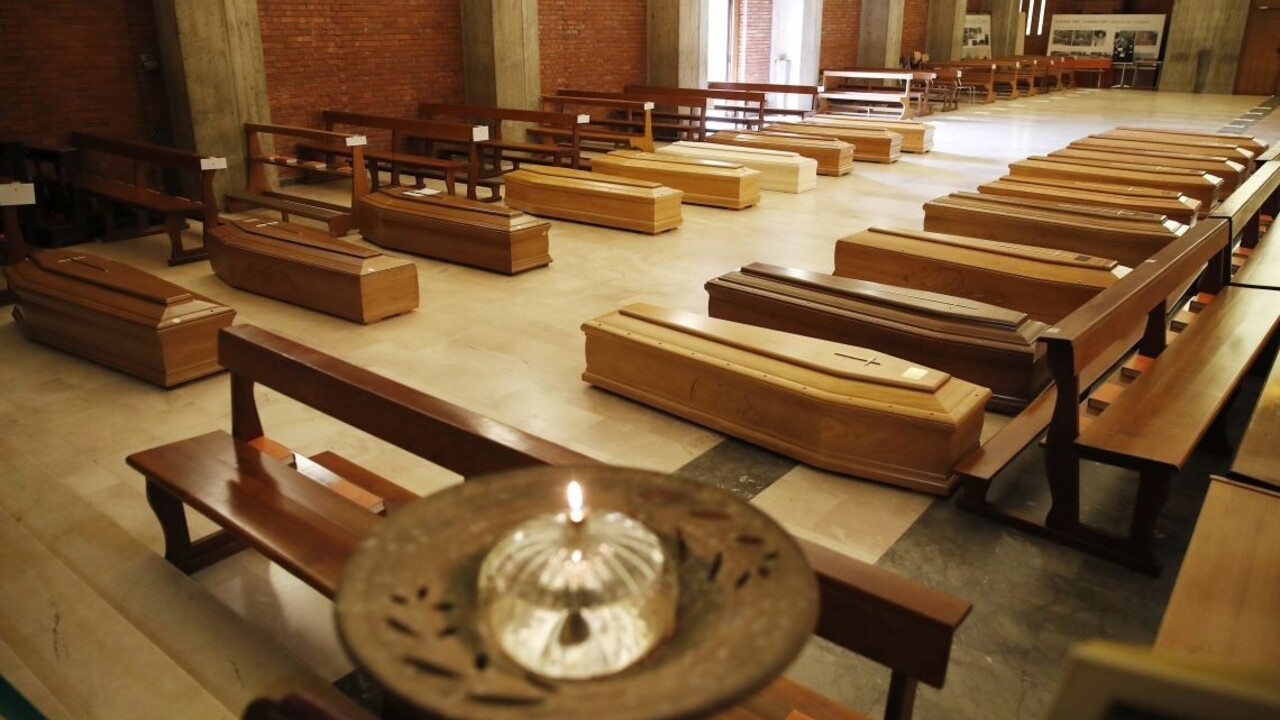 Lúčili sa s najmladšou obeťou vírusu, obrad videli stovky Talianov