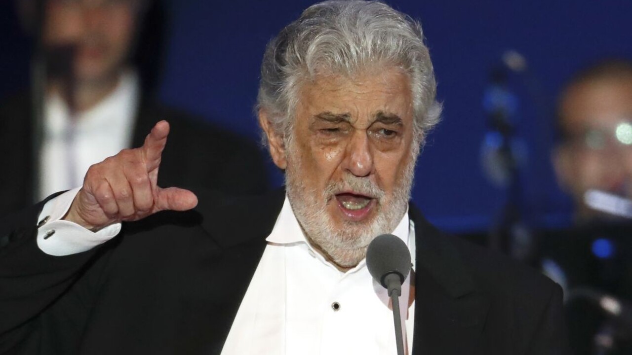 Nakazil sa aj hviezdny operný spevák, museli ho hospitalizovať