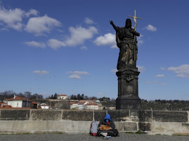 Zomrela prvá zdravotná sestra, ČR má už takmer 3.000 prípadov
