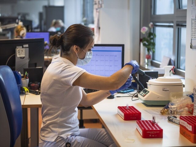 Súkromné laboratóriá otestujú aj samoplatcov, prednosť má štát