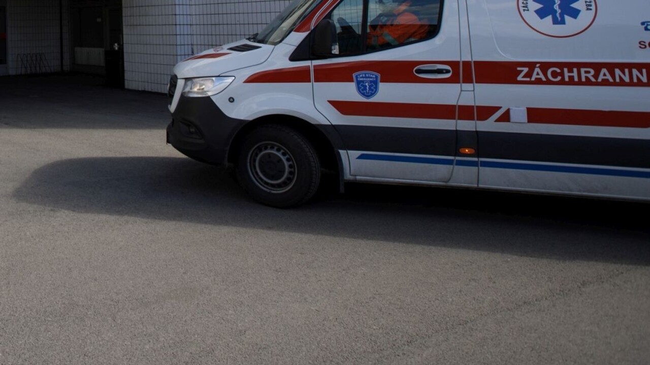 Na Slovensku zomrel nakazený pacient, ktorého prepustili do domácej liečby