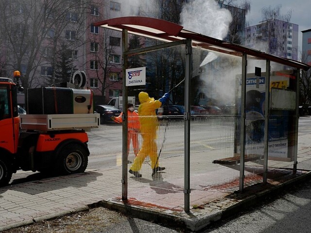 V SR zrejme zomrel na nákazu prvý človek, obetí vo svete pribúda