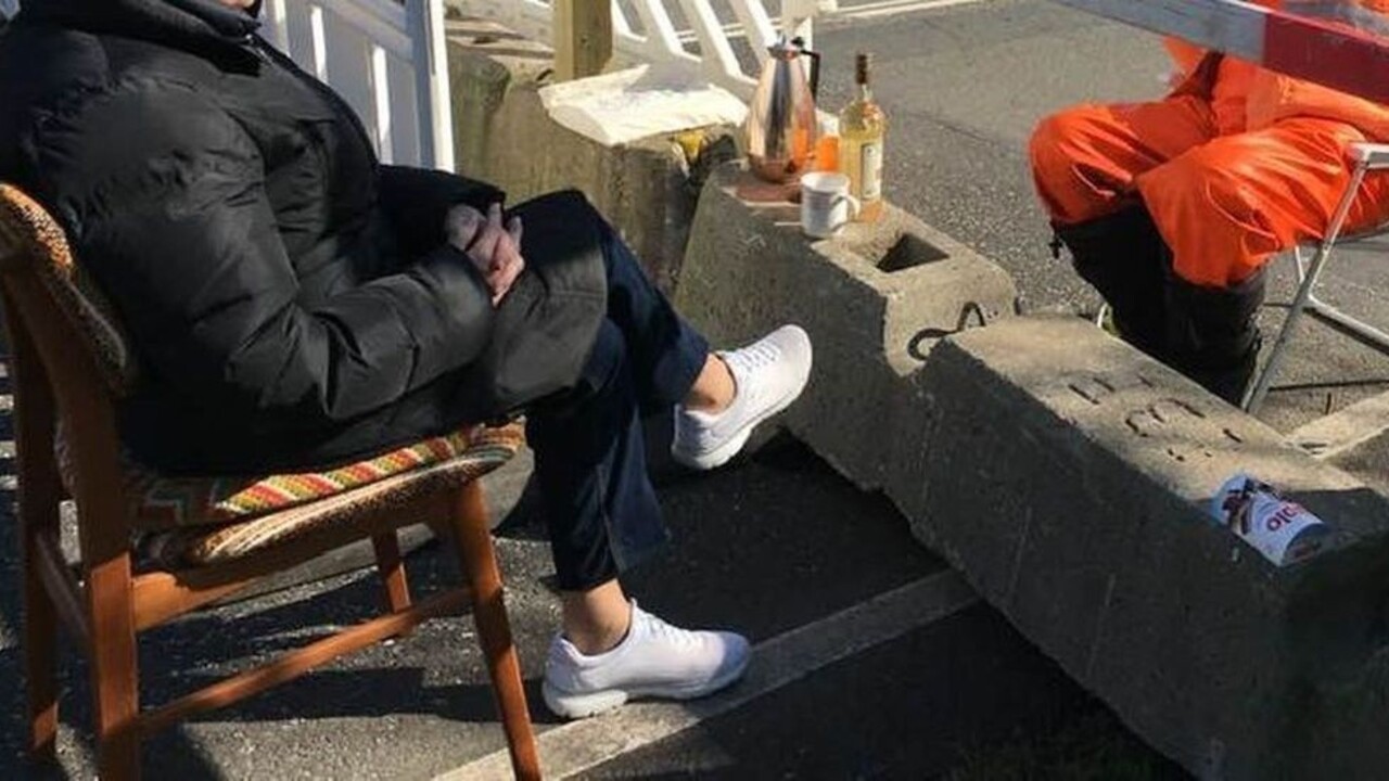 Zamilovaní seniori sa denne stretávajú na hraniciach, vzdialenosť dodržujú