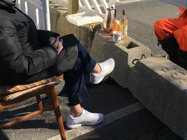 Zamilovaní seniori sa denne stretávajú na hraniciach, vzdialenosť dodržujú