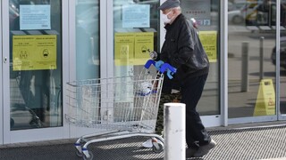 Podvodníci využívajú pandémiu, klamú a okrádajú dôchodcov