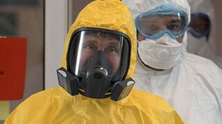 Putin pracuje z domu. Stretol sa s pozitívne testovaným lekárom