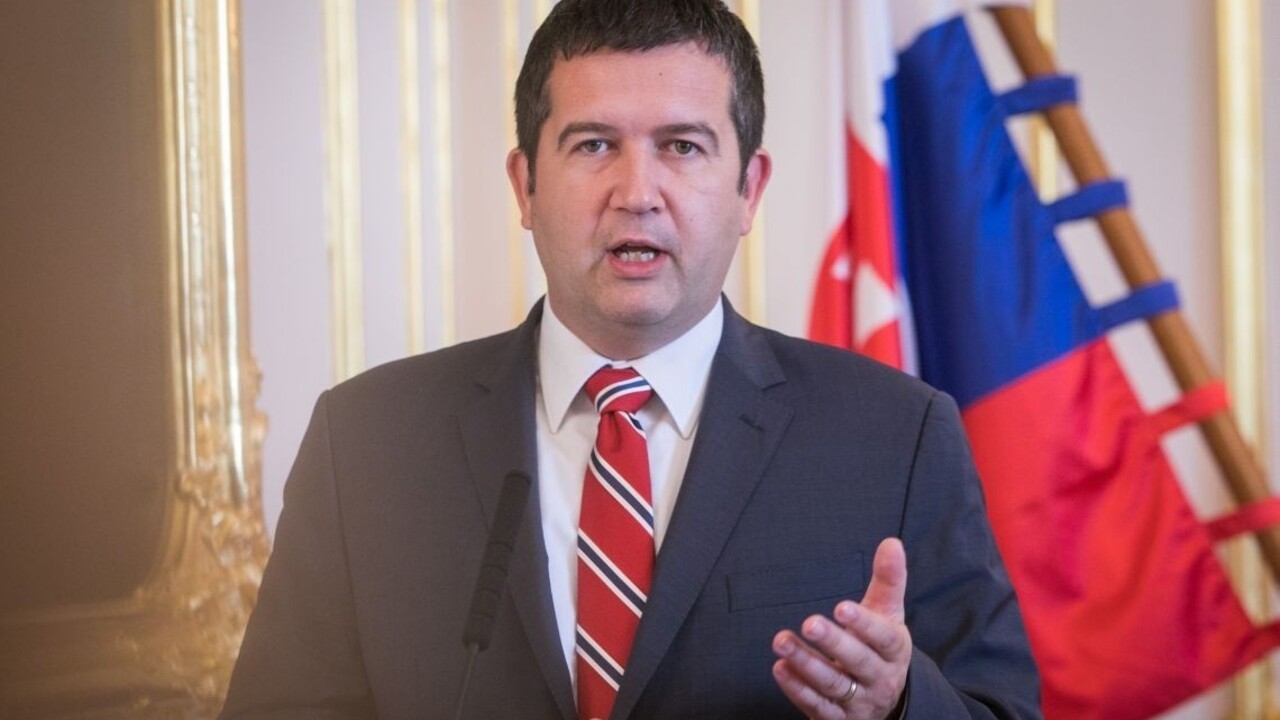 Minister zabudol počas rokovania na rúško. Vyšlo ho to draho