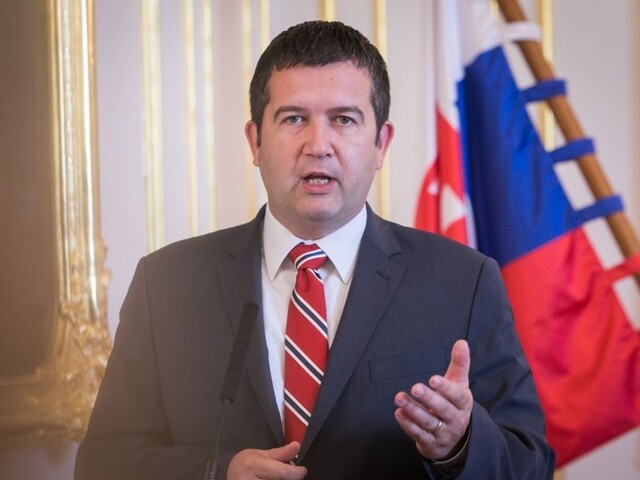 Minister zabudol počas rokovania na rúško. Vyšlo ho to draho