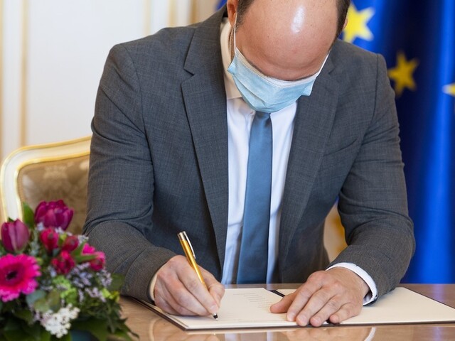 Vládni poslanci podpisovali koaličnú zmluvu, nespravili tak všetci