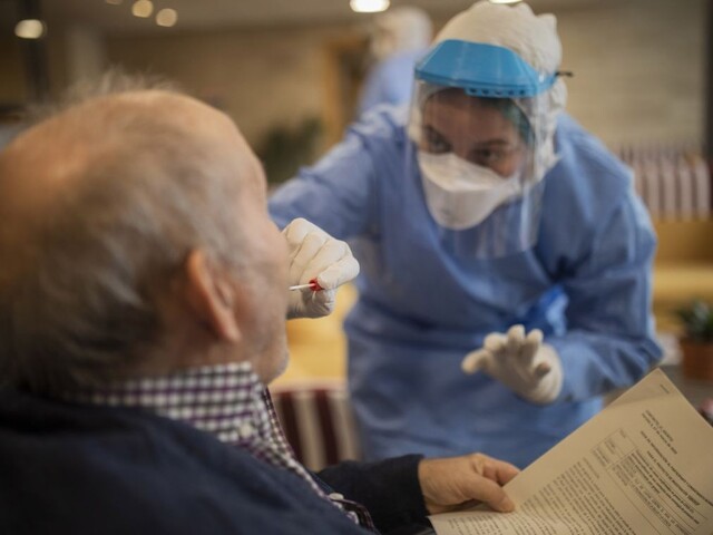 Nákaza neohrozuje len seniorov, upozornila WHO. Zomreli i mladí