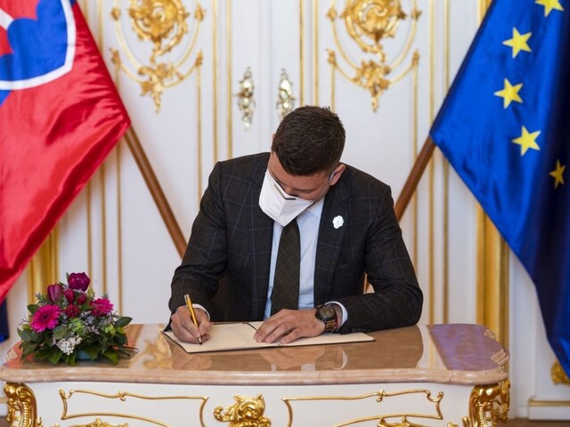 Poslanci podpisovali bez rukavíc. To sa mi len zdá, kritizuje Raši