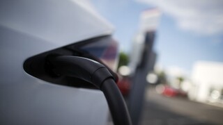 Dotácie na elektromobily dočasne pozastavili