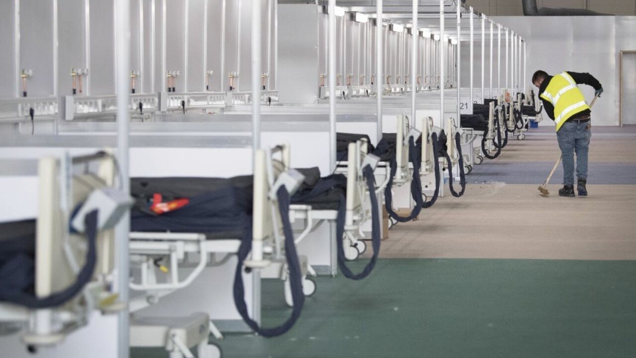 Briti stavajú poľné nemocnice pre nakazených s tisíckami lôžok