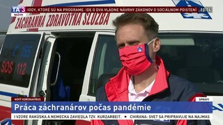 Záchranári zažívajú veľký nápor. Ako vyzerá výjazd k pacientovi?