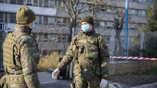 Armáda pripravila prvých ľudí na boj s nákazou, lekárov má nedostatok