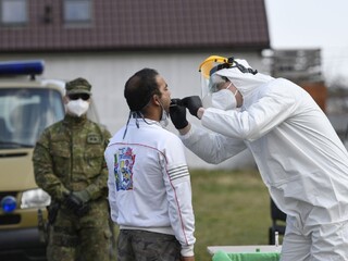 Armáda testovala obyvateľov v osadách, odbery brali na ihrisku