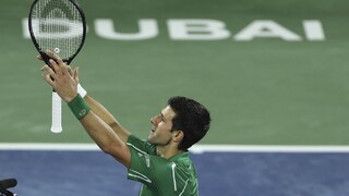 Djokovič baví svojich fanúšikov, nezaostáva a tenis hrá aj doma