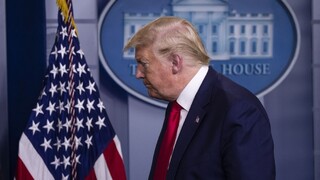 Trump odporučil ľuďom používať rúška, on sám ho nosiť nebude